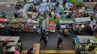 Para pedagang kaki lima (PKL) berjualan di jalur pejalan kaki di jalan Blora, sekitar 50 meter dari Stasiun Sudirman, Jakarta, Senin (7/10/2024).