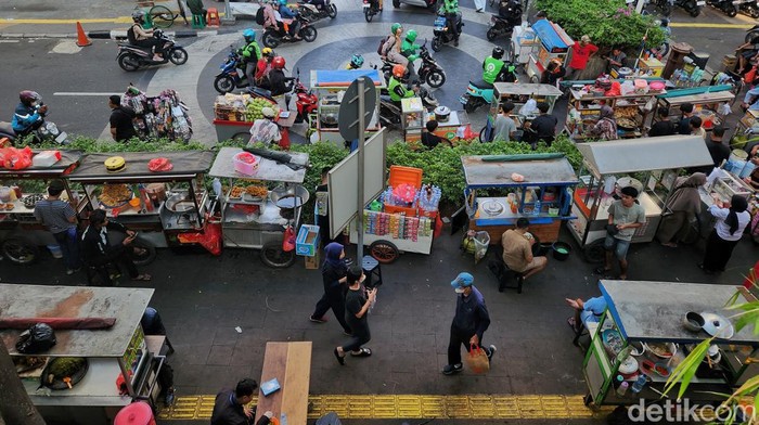 Para pedagang kaki lima (PKL) berjualan di jalur pedestrian jalan Blora, sekitar 50 meter dari Stasiun Sudirman, Jakarta, Senin (7/10/2024).