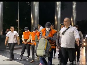 Berbaju Tahanan, 4 Orang Ditangkap Terkait OTT di Kalsel Tiba di KPK