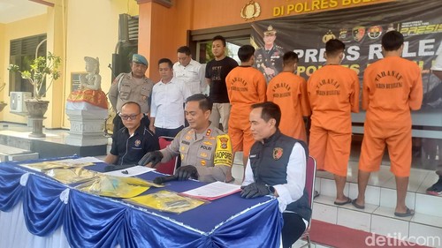 Empat penyalahguna narkoba berinisial AM (21), MM (27), KF (29), dan IM (29) dihadirkan saat konferensi pers di lobi Mapolres Buleleng, Senin (7/10/2024). (Wijaya Kusuma/detikBali)