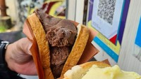 Es Krim Durian Doto yang juga berada di Bogor ini patut dikunjungi. Racikan es durian di sini berupa es krim yang legit harum, kamu bisa menikmatinya menggunakan gelas maupun roti, bahkan tersedia ukuran literan. Harganya mulai dari Rp 18.000 - Rp 85.000. Foto: Google Review