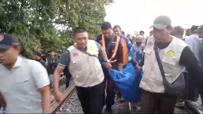 Evakuasi perempuan di Bangil Pasuruan tewas tertabrak kereta api