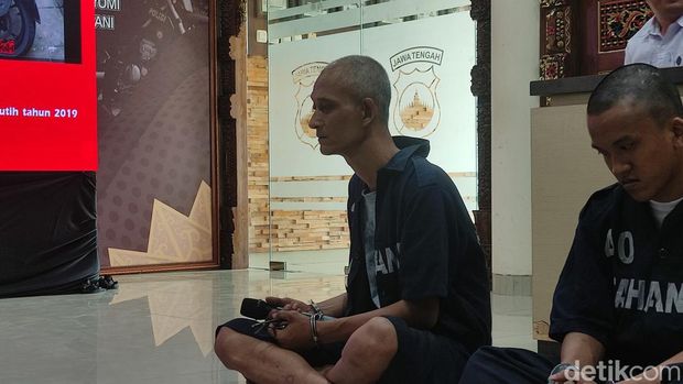Foto pelaku penembakan  remaja di Semarang saat dihadirkan dalam jumpa pers, Senin (7/10/2024).