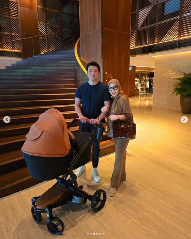 Stroller bayi Syahrini itu diketahui datang dari merek perlengkapan bayi asal Amerika Serikat, Mima Kids. Mima Creo Stroller demikian nama seri stoller yang dipakai Syahrini untuk anaknya. Dia melengkapinya dengan bassinet atau keranjang bayi yang juga datang dari brand Mima. Foto: Instagram