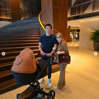 Stroller bayi Syahrini itu diketahui datang dari merek perlengkapan bayi asal Amerika Serikat, Mima Kids. Mima Creo Stroller demikian nama seri stoller yang dipakai Syahrini untuk anaknya. Dia melengkapinya dengan bassinet atau keranjang bayi yang juga datang dari brand Mima. Foto: Instagram