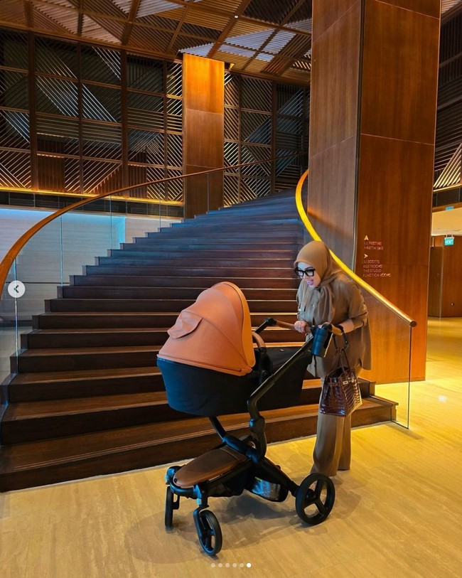 Syahrini sebelumnya juga terlihat berpose dengan stroller Mima Creo Stroller dan membawa tas Hermes seri Birkin yang harganya mencapai miliaran rupiah. Foto: Instagram