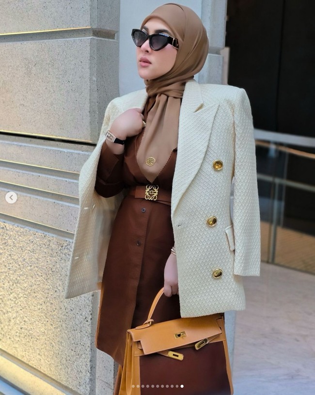 Saat jalan-jalan bersama Baby R, Syahrini terlihat menenteng tas Hermes yang warnanya senada dengan stroller anaknya. Hermes yang dibawa istri Reino Barack ini merupakan seri Kelly dan sebelumnya sudah kerap dipakainya. Foto: Instagram