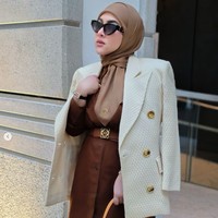 Saat jalan-jalan bersama Baby R, Syahrini terlihat menenteng tas Hermes yang warnanya senada dengan stroller anaknya. Hermes yang dibawa istri Reino Barack ini merupakan seri Kelly dan sebelumnya sudah kerap dipakainya. Foto: Instagram