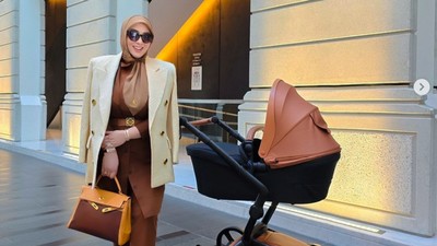 7 Gaya Mewah Syahrini Jalan-jalan Bareng Baby R, Pakai Stroller Rp 24 Jutaan