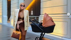 7 Gaya Mewah Syahrini Jalan-jalan Bareng Baby R, Pakai Stroller Rp 24 Jutaan