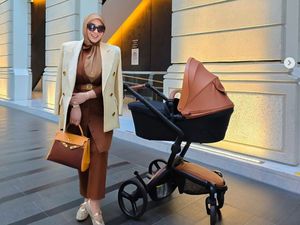 7 Gaya Mewah Syahrini Jalan-jalan Bareng Baby R, Pakai Stroller Rp 24 Jutaan