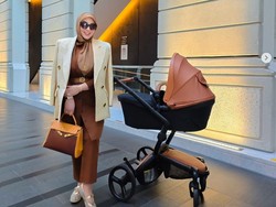 7 Gaya Mewah Syahrini Jalan-jalan Bareng Baby R, Pakai Stroller Rp 24 Jutaan