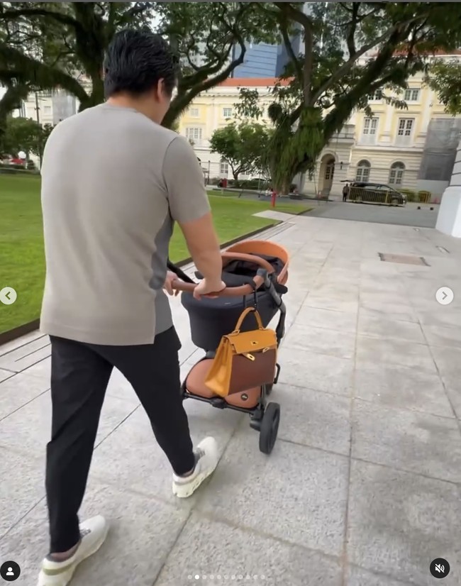 Pada situs resmi Mima Kids, harga Mima Creo Stroller tertulis US$ 1.349 atau sekitar Rp 21 jutaan. Sedangkan bassinet atau keranjang bayi yang bisa ditaruh di stroller, seharga US$ 249 atau sekitar Rp 3,9 juta. Sehingga total harga stroller anak Syahrini lebih dari Rp 24 juta. Foto: Instagram