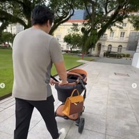 Pada situs resmi Mima Kids, harga Mima Creo Stroller tertulis US$ 1.349 atau sekitar Rp 21 jutaan. Sedangkan bassinet atau keranjang bayi yang bisa ditaruh di stroller, seharga US$ 249 atau sekitar Rp 3,9 juta. Sehingga total harga stroller anak Syahrini lebih dari Rp 24 juta. Foto: Instagram