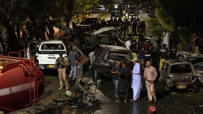 Geger Ledakan Besar Mengguncang Luar Bandara Karachi