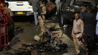 Petugas keamanan memeriksa lokasi ledakan yang menyebabkan cedera dan menghancurkan kendaraan di luar bandara Karachi, Pakistan, Senin (710/2024).