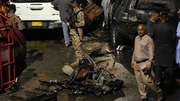 Geger Ledakan Besar Mengguncang Luar Bandara Karachi Pakistani security officials who were injured in an explosion receives treatment inside an ambulance outside the Karachi airport, Pakistan, Monday, Oct. 7, 2024. (AP Photo/Fareed Khan)