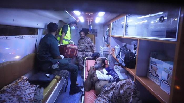Geger Ledakan Besar Mengguncang Luar Bandara Karachi Pakistani security officials who were injured in an explosion receives treatment inside an ambulance outside the Karachi airport, Pakistan, Monday, Oct. 7, 2024. (AP Photo/Fareed Khan)