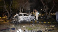 Seorang jurnalis AFP mendengar ledakan di kota besar Karachi, Pakistan selatan, sekitar pukul 11.00 malam (18.00 GMT) hari Minggu. Saluran lokal Geo News melaporkan dua orang tewas dan sepuluh orang terluka.