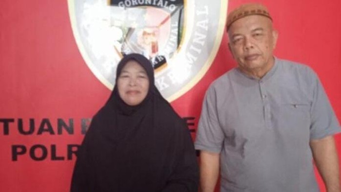 Pariyem dan suaminya saat melaporkan anggota KPU Kota Gorontalo berinisial JY ke Polres Gorontalo terkait kasus penipuan.