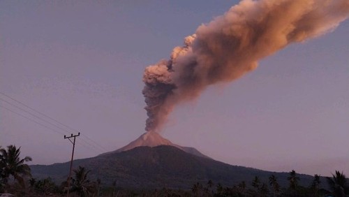 Gunung Lewotobi Laki-laki di Flores Timur, NTT, meletus sore ini, Senin (7/10/2024).
