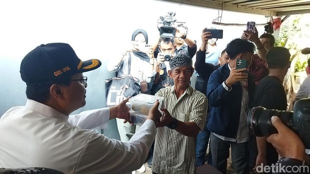 Gus Ipul cek penerima bantuan yatim piatu dan lansia di Ciracas (Kurniawan Fadilah/detikcom)