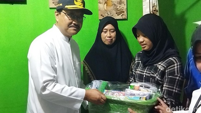 Gus Ipul cek penerima bantuan yatim piatu dan lansia di Ciracas (Kurniawan Fadilah/detikcom)