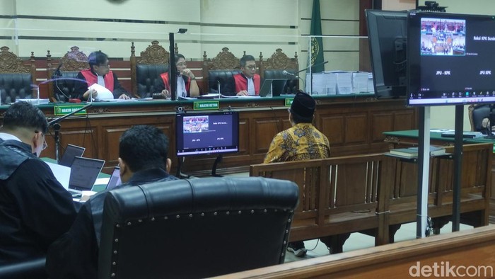 Gus Muhdlor saat menjalani sidang dengan agenda mendengarkan saksi di Pengadilan Tipikor Sidoarjo.