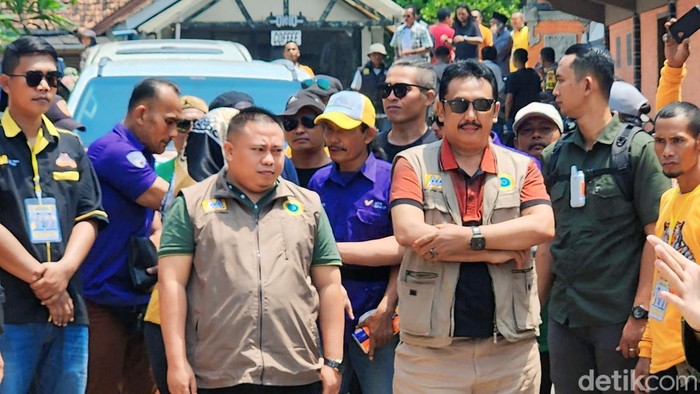 Haji UK dan Asep Japar dalam sebuah kegiatan bersama relawan di Palabuhanratu.