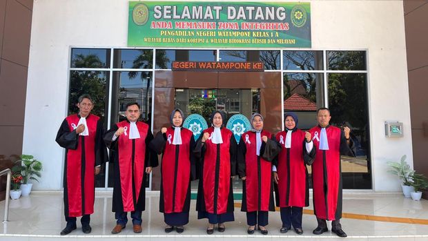 Hakim Pengadilan Negeri (PN) Watampone mengenakan pita berwarna putih sebagai aksi solidaritas menuntut ketidakadilan dan kesejahteraan.