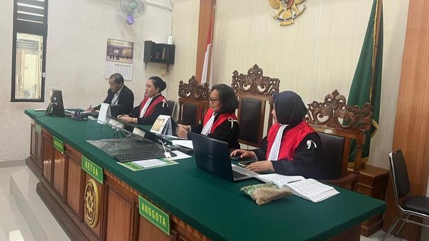 Hakim PN Denpasar memakai pita putih saat sidang sebagai bentuk solidaritas gerakan cuti bersama hakim, Senin (7/10/2024).