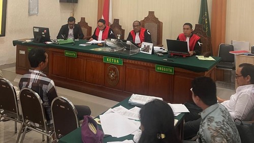 Hakim PN Denpasar memakai pita putih saat sidang sebagai bentuk solidaritas gerakan cuti bersama hakim, Senin (7/10/2024).