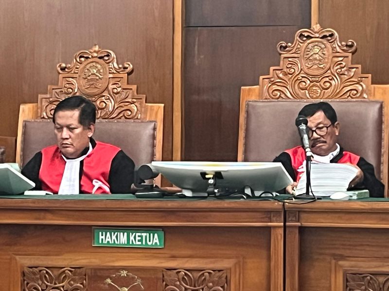 Hakim PN Jaksel pakai pita putih (Rifka/detikcom)