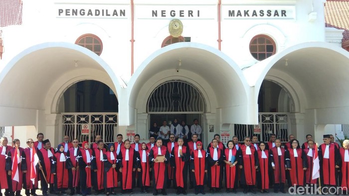 Hakim PN Makassar menggelar aksi mogok kerja atau cuti massal.
