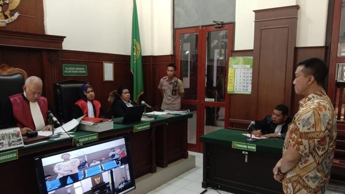 Heru Herlambang Alie saat sidang vonis di PN Surabaya didampingi penasihat hukumnya Komang Aries Darmawan