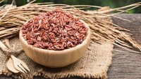 Sumber bijian utuh seperti nasi cokelat, oat, nasi merah, hingga quinoa juga bagus untuk kesehatan jantung. Konsumsinya 1-2 porsi per hari dikaitkan dengan risiko penyakit jantung yang lebih rendahFoto: Getty Images/iStockphoto/frank600
