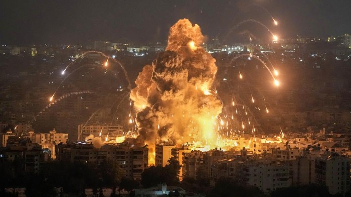 Israel Luncurkan Serangan Terbesar ke Lebanon Flames and smoke rise from an Israeli airstrike in Dahiyeh, Beirut, Lebanon, Sunday, Oct. 6, 2024. (AP Photo/Bilal Hussein)