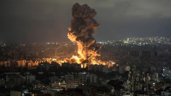 Israel Luncurkan Serangan Terbesar ke Lebanon Flames and smoke rise from an Israeli airstrike in Dahiyeh, Beirut, Lebanon, Sunday, Oct. 6, 2024. (AP Photo/Bilal Hussein)