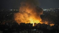 Militer Israel mengonfirmasi bahwa angkatan udaranya melakukan serangkaian serangan yang ditargetkan pada sejumlah fasilitas penyimpanan senjata dan infrastruktur milik Hizbullah di wilayah Beirut. Namun, pihak berwenang Lebanon belum mengungkapkan secara pasti lokasi yang dihantam atau tingkat kerusakan yang terjadi. (AP Photo/Bilal Hussein)