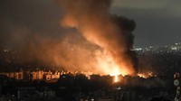 Serangan udara intensif pada akhir pekan ini terjadi menjelang peringatan satu tahun serangan 7 Oktober oleh kelompok militan Palestina, Hamas, di selatan Israel, yang menewaskan sekitar 1.200 orang dan lebih dari 250 lainnya diculik, menurut data Israel. (AP Photo/Bilal Hussein)