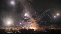 Target utama dari serangan Israel di seluruh Lebanon dan invasi darat di wilayah selatan negara tersebut adalah Hizbullah yang merupakan sekutu utama Iran di kawasan. (AP Photo/Bilal Hussein)