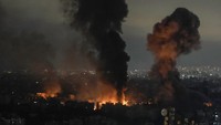 Lebih dari 2.000 orang telah tewas selama hampir setahun pertempuran, sebagian besar di antaranya terjadi dalam dua minggu terakhir, menurut Kementerian Kesehatan Lebanon. Pada Minggu, kementerian mengonfirmasi bahwa 23 orang tewas pada Sabtu. (AP Photo/Bilal Hussein)