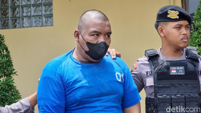 Pelaku pencurian dengan kekerasan yang berujung dengan meninggalnya korban di Banguntapan, Bantul saat dihadirkan di Polres Bantul, Senin (7/10/2024).