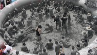 Festival lumpur Boryeong diadakan setiap tahun di Pantai Daecheon, Korea Selatan. Ribuan orang berkumpul untuk bermain lumpur, mengikuti berbagai aktivitas seperti gulat lumpur, seluncuran lumpur, hingga mandi lumpur. Festival ini dipercaya baik untuk kulit dan sangat populer di kalangan wisatawan. AP Photo/Ahn Young-joon.