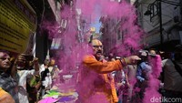 Dikenal sebagai Festival Warna, Holi dirayakan di seluruh India dengan cara melempar bubuk warna-warni ke udara dan satu sama lain. Festival ini melambangkan kemenangan kebaikan atas kejahatan serta kedatangan musim semi. AP Photo/Channi Anand.