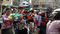Songkran adalah perayaan tahun baru Thailand, di mana tradisi utamanya adalah perang air besar-besaran di jalan-jalan. Orang-orang akan membasahi satu sama lain sebagai simbol penyucian dan harapan untuk keberuntungan di tahun mendatang. AP Photo/Tananchai Keawsowattana.