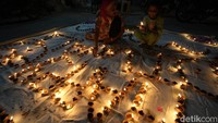 Diwali, juga dikenal sebagai Festival Cahaya, adalah salah satu perayaan terbesar di India. Lampu-lampu minyak dinyalakan di rumah-rumah dan tempat umum untuk melambangkan kemenangan cahaya atas kegelapan dan kebaikan atas kejahatan. AP Photo/Fareed Khan.