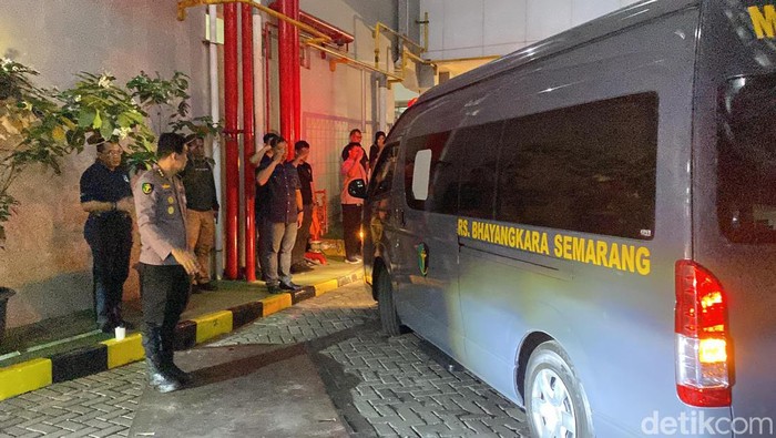 Jenazah Kapolres Boyolali AKBP Yoga diberangkatkan dari RS Telogorejo Semarang menuju Depok, Minggu (6/10/2024) malam.