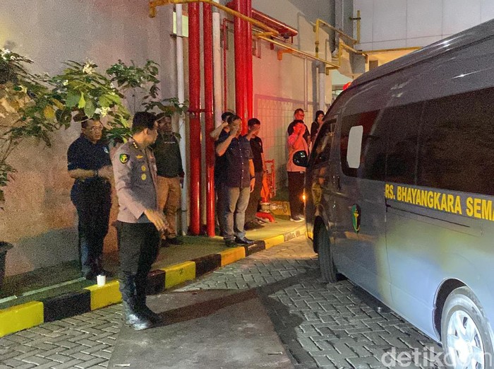 Jenazah Kapolres Boyolali AKBP Yoga diberangkatkan dari RS Telogorejo Semarang menuju Depok, Minggu (6/10/2024) malam.