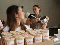 Jennifer Coppen Bisnis Brownies dan Cookies Bareng Zoe Wassink